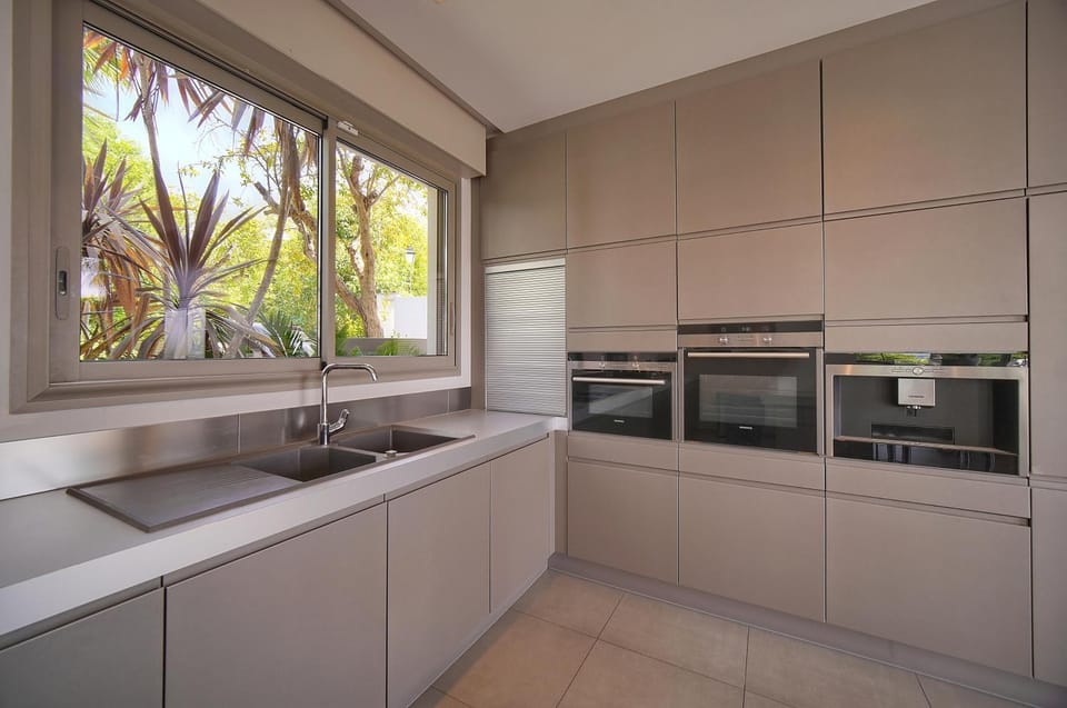 FRGK Luxury Villa Cannes Lord Brougham, Croix-des-Gardes Heated Pool & Ultra-Fast Wi-Fi Villa in Cannes