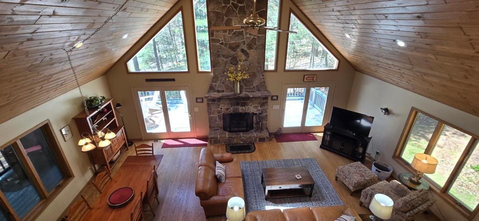Tall Pines- 5-bedroom 3-bath with hot tub and more! House in Deep Creek Lake