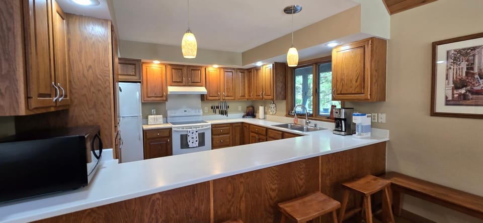 Tall Pines- 5-bedroom 3-bath with hot tub and more! House in Deep Creek Lake