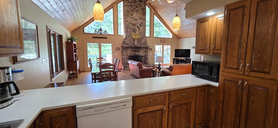 Tall Pines- 5-bedroom 3-bath with hot tub and more! House in Deep Creek Lake