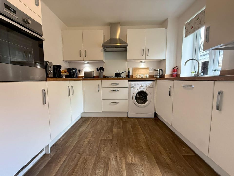 Kitchen or kitchenette, stove, washing machine
