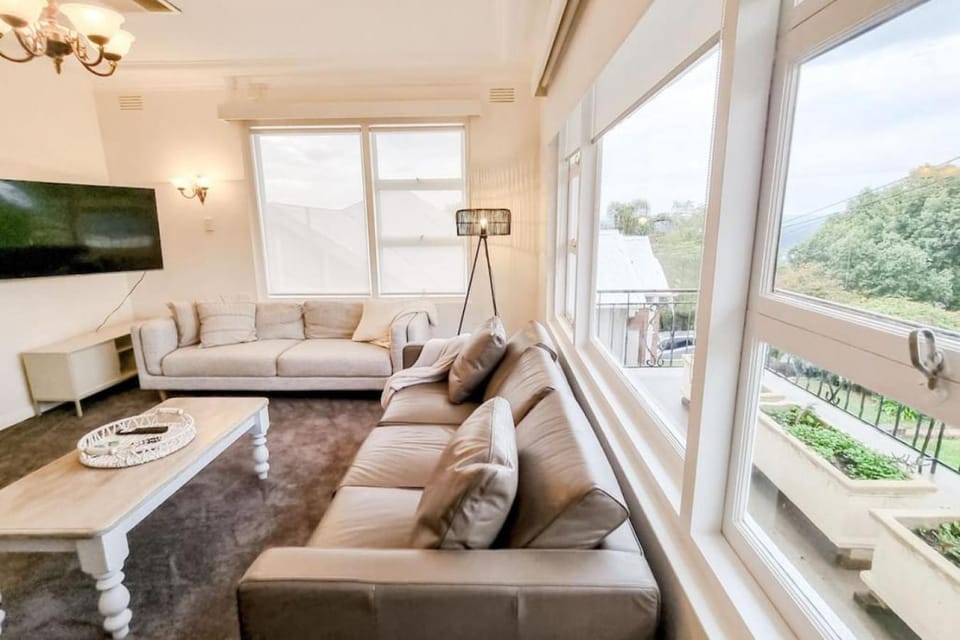 Stay at Beauty Point Wagga 5bdr 2bth magical views House in North Wagga Wagga