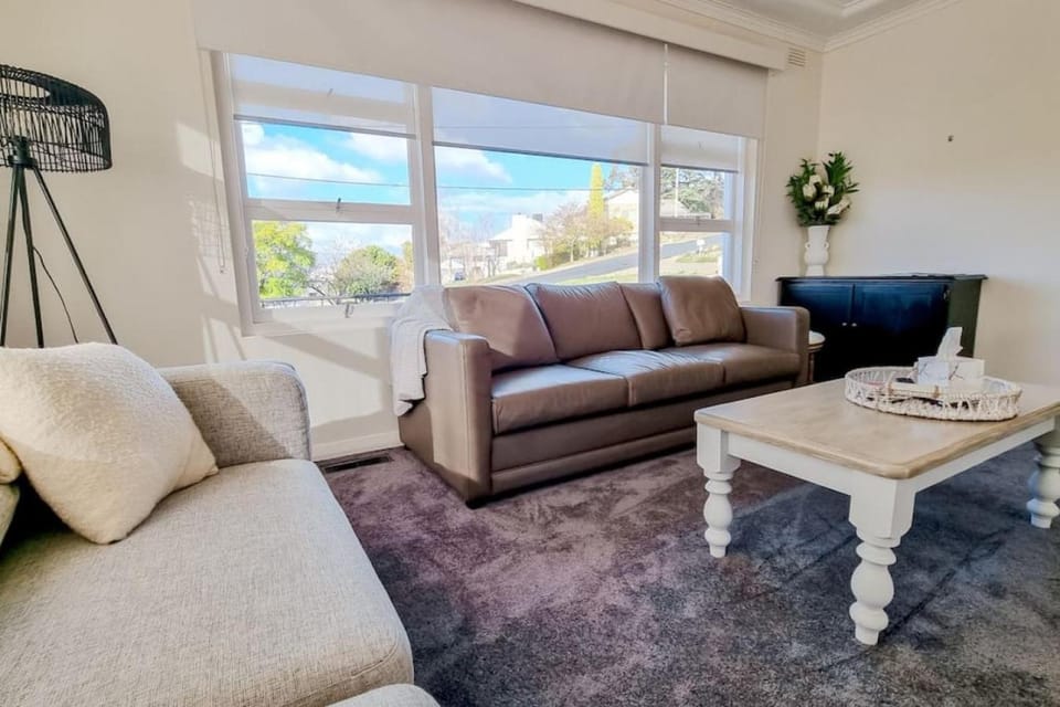 Stay at Beauty Point Wagga 5bdr 2bth magical views House in North Wagga Wagga