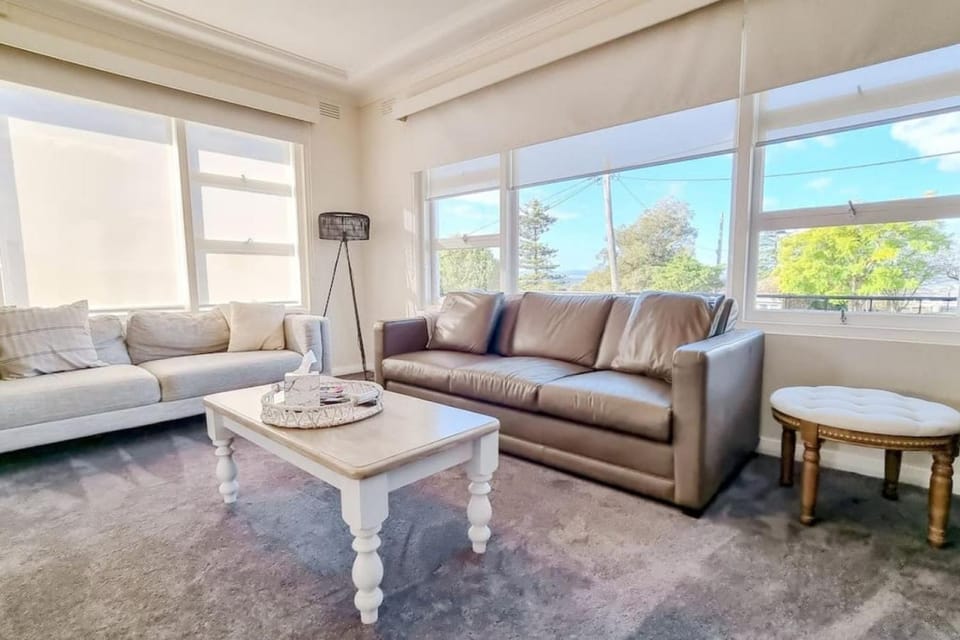 Stay at Beauty Point Wagga 5bdr 2bth magical views House in North Wagga Wagga