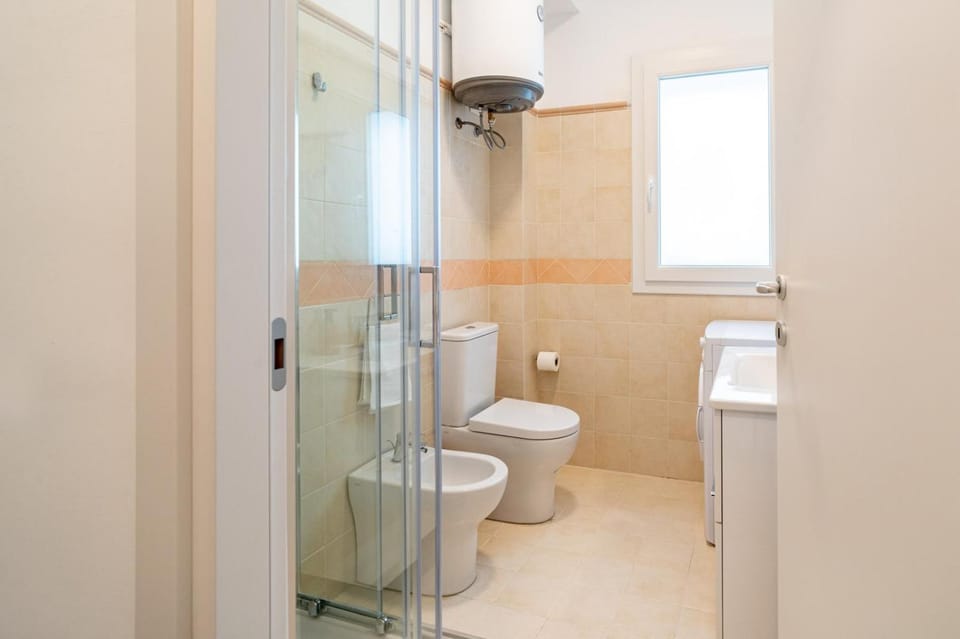 Shower, Toilet, Bathroom, bidet, towels