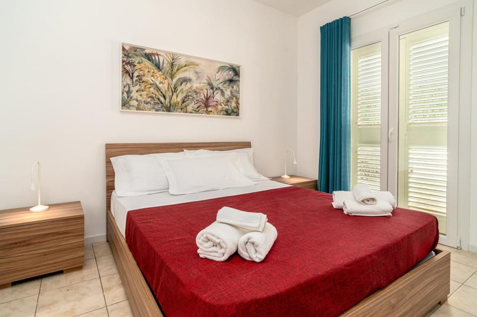 Bed, Photo of the whole room, Bedroom, towels