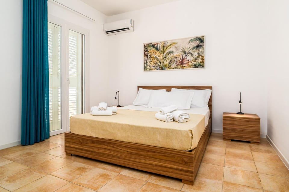 Bed, Photo of the whole room, Bedroom, towels, air conditioner
