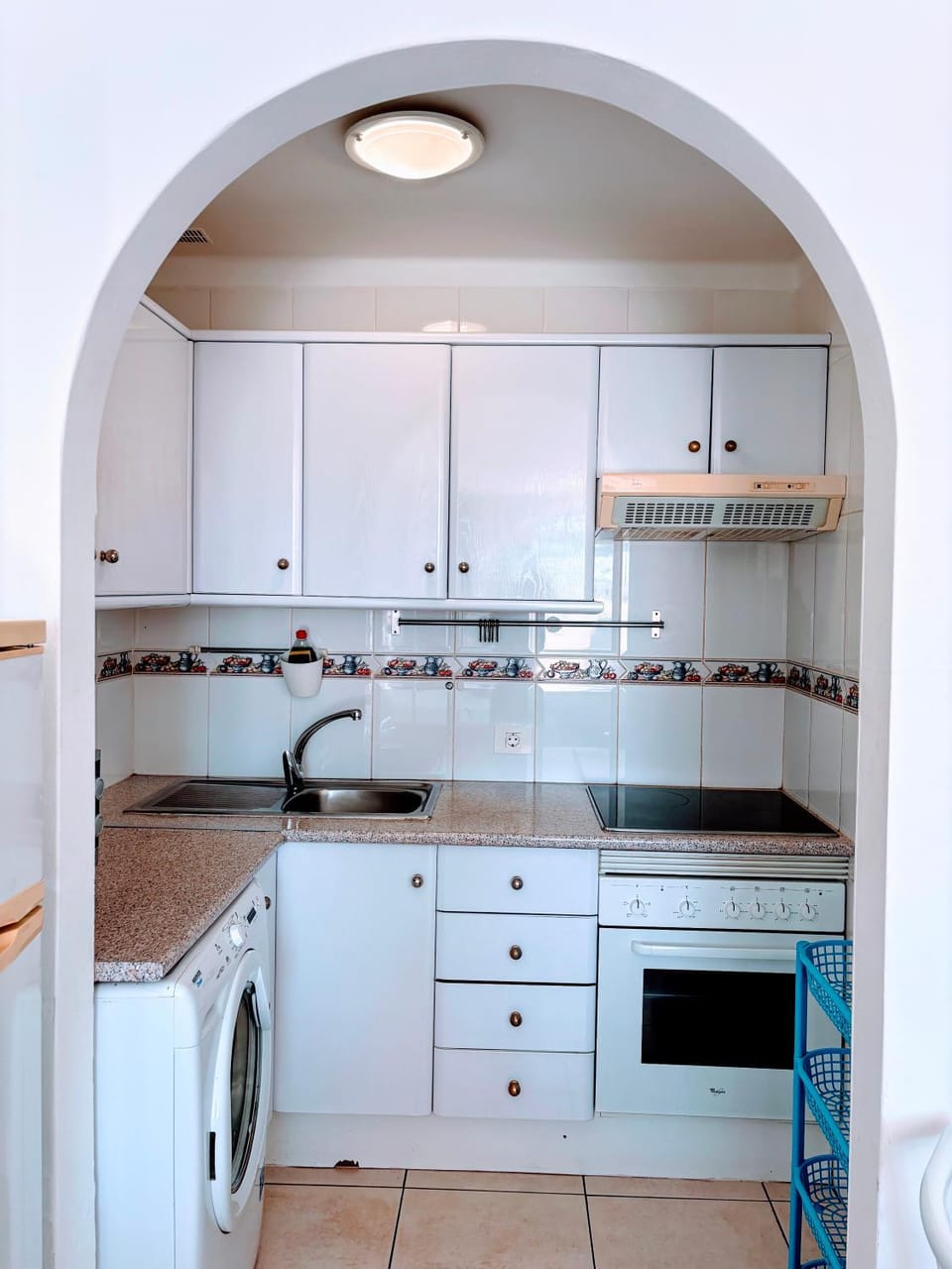 Coffee/tea facilities, Kitchen or kitchenette, stove, washing machine