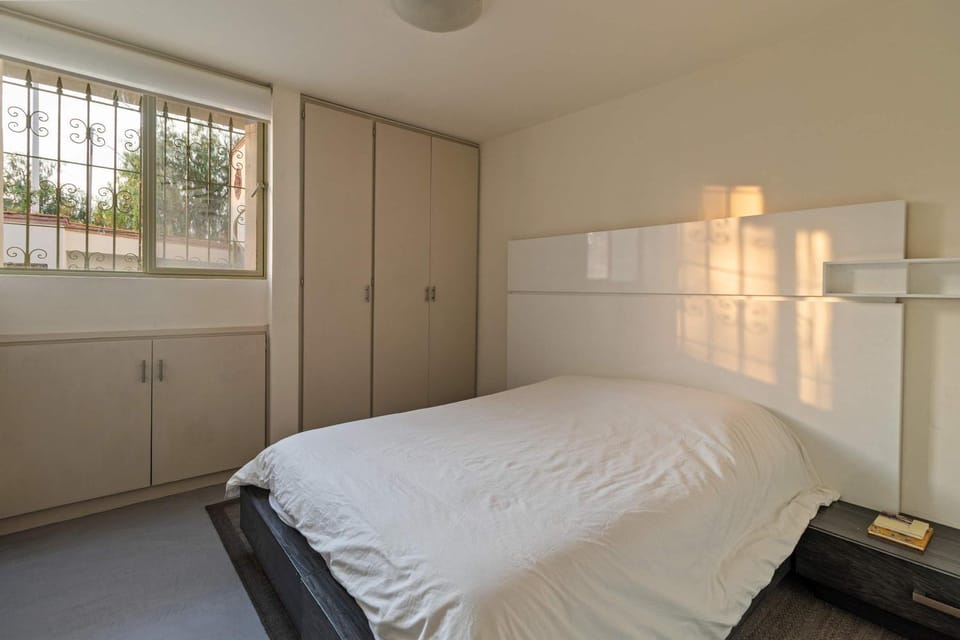 Photo of the whole room, Bedroom, wardrobe