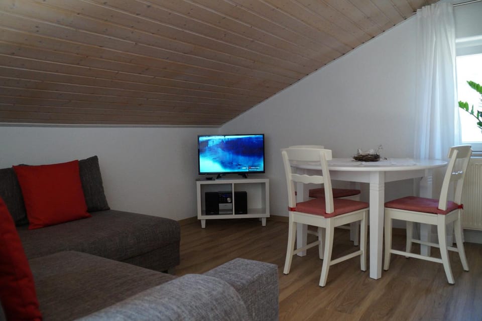 TV and multimedia, Living room, Seating area, Dining area