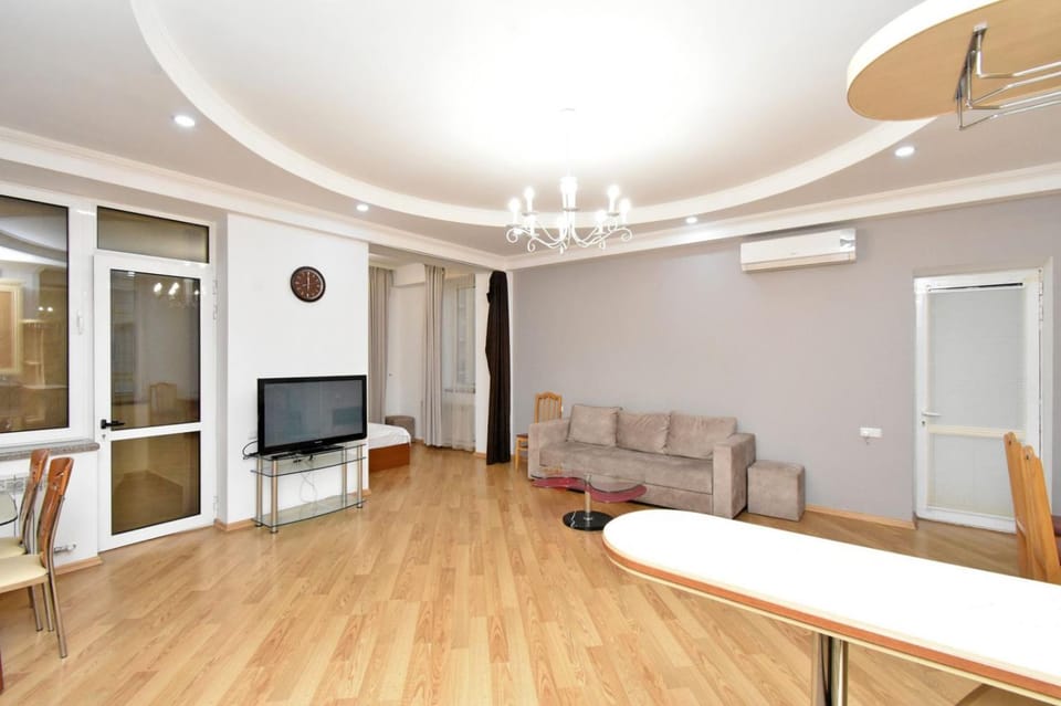 Communal lounge/ TV room, TV and multimedia, Living room, Seating area, Dining area, Evening entertainment, air conditioner