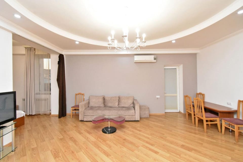 Communal lounge/ TV room, TV and multimedia, Living room, Seating area, Dining area, Evening entertainment, air conditioner