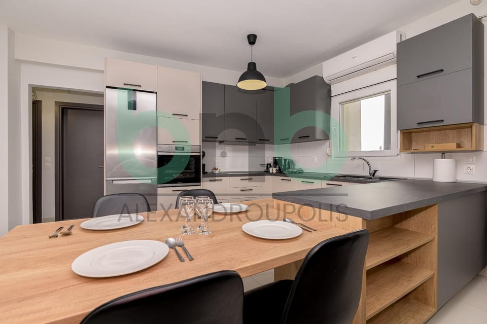 Kitchen or kitchenette, Dining area, oven, stove
