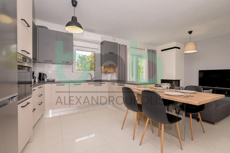 TV and multimedia, Kitchen or kitchenette, Dining area, oven, stove