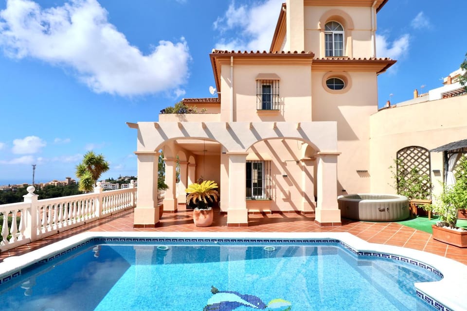 Property building, Patio, Day, Pool view, Swimming pool, sunbed