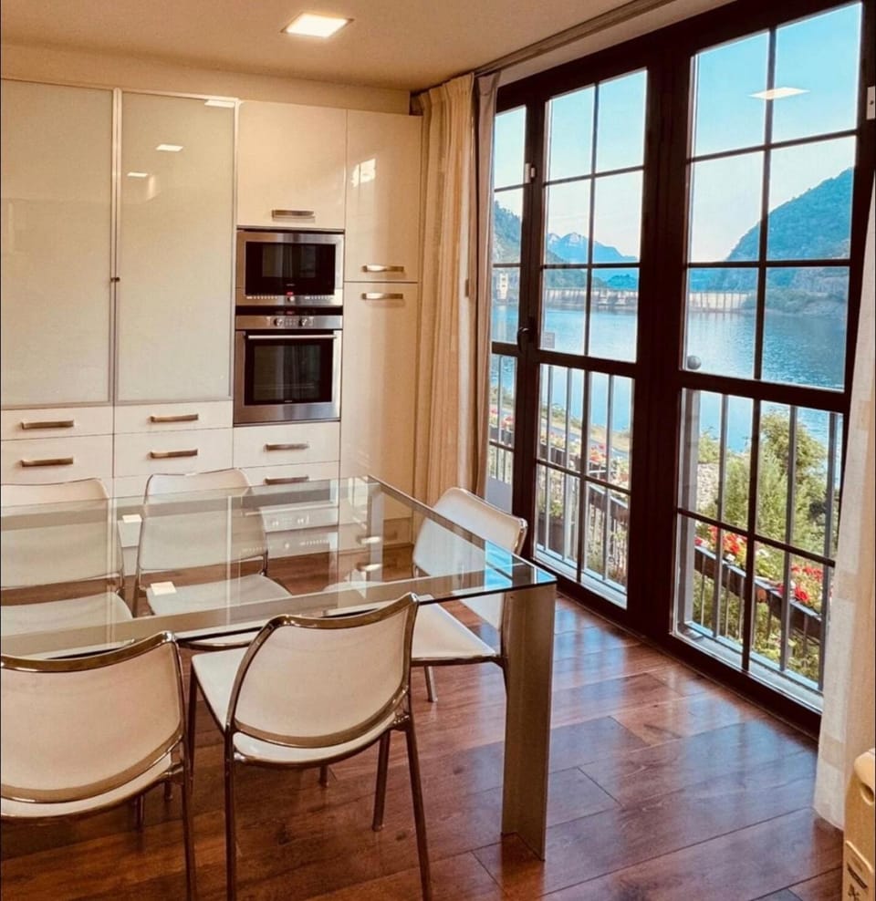 Natural landscape, Kitchen or kitchenette, Dining area, Mountain view