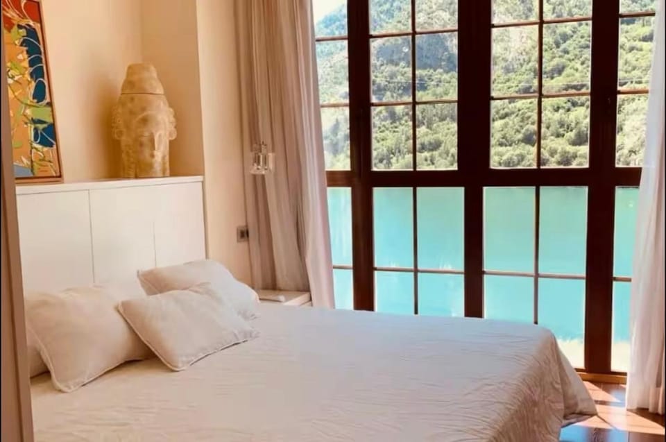 Natural landscape, Bedroom, Lake view