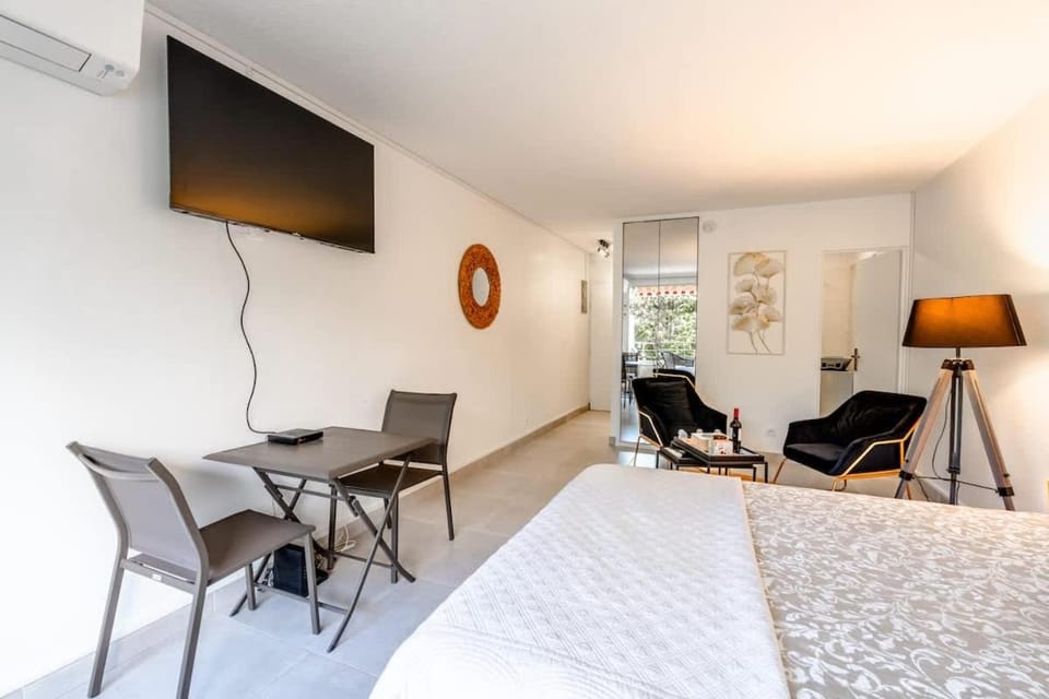 Petit Eden l Balcony & Peaceful l Shellter Rentals Apartment in Saint-Tropez