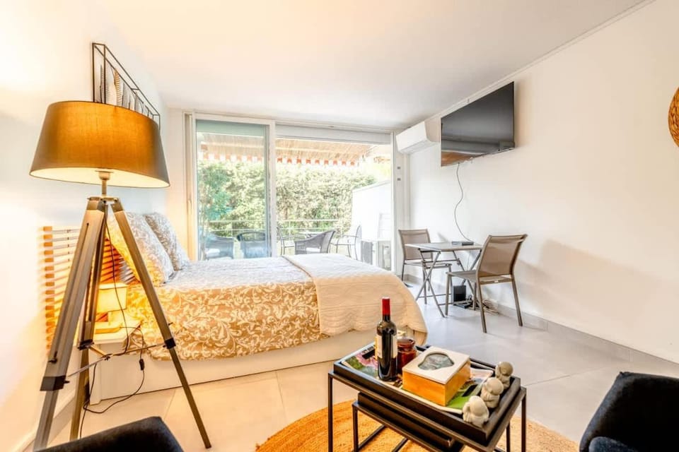 Petit Eden l Balcony & Peaceful l Shellter Rentals Apartment in Saint-Tropez