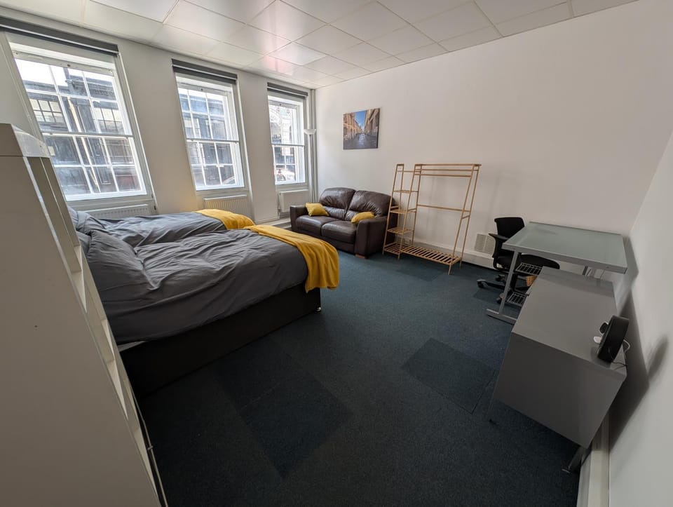 Bed, Photo of the whole room, Seating area, Bedroom