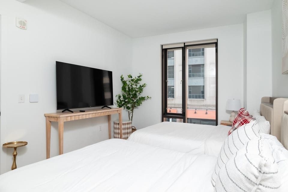 Back-Bay Upscale Central Condo Rooftop & Parking Apartment in Boston