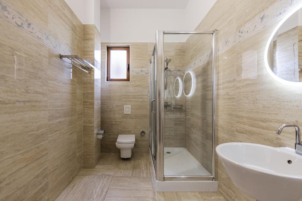 Shower, Toilet