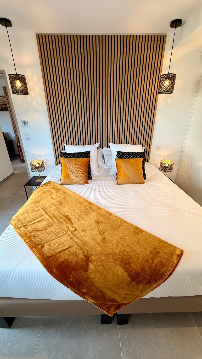 Photo of the whole room, Bedroom