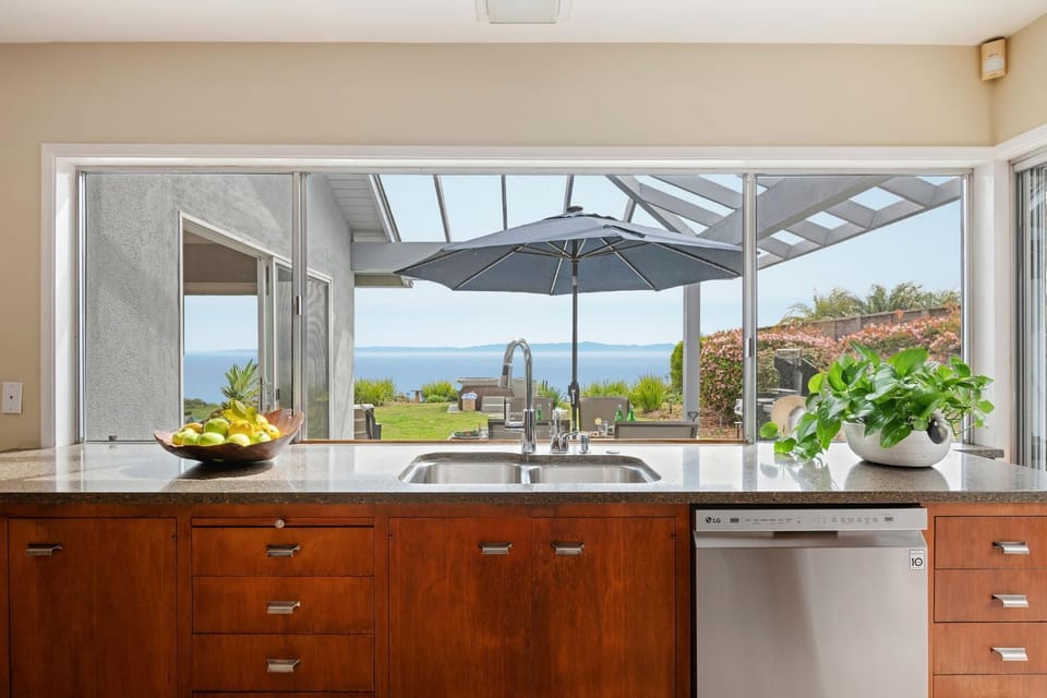 Blue Horizon by Paradise Retreats Villa in Santa Barbara