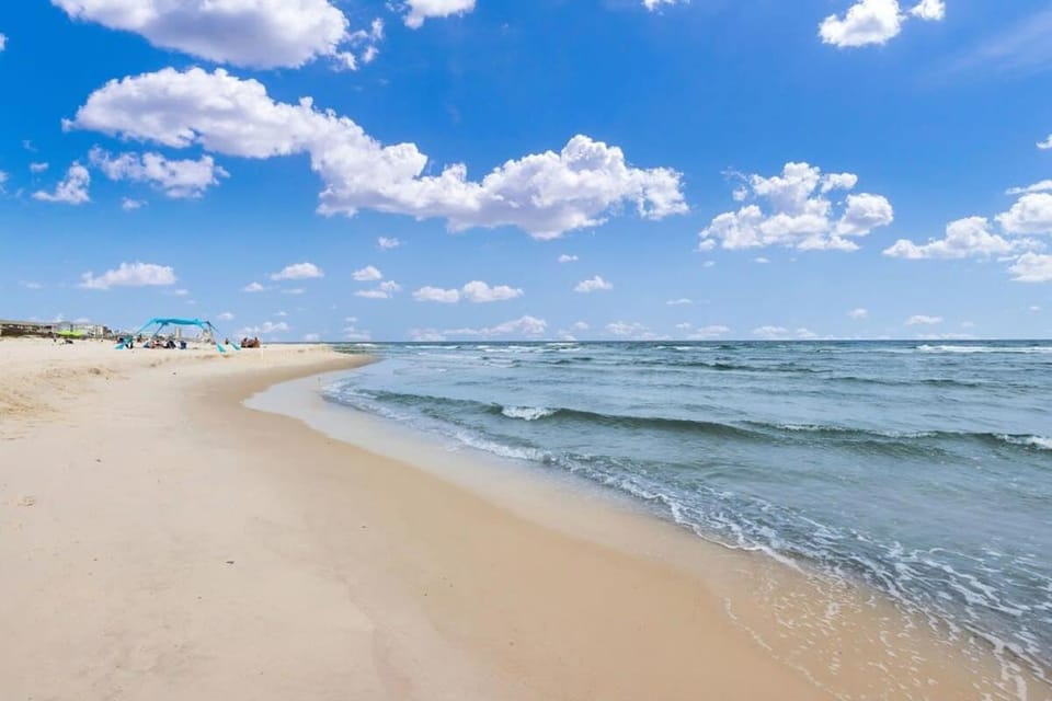 Porpoise-full Life spacious beach home w ith pool House in West Beach