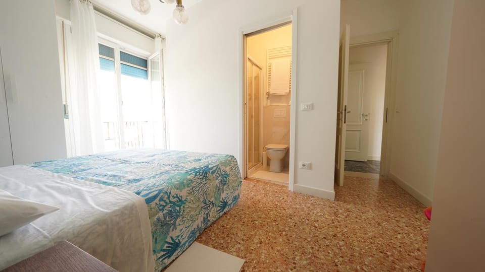 Shower, Toilet, Bed, Bathroom, Balcony/Terrace, Bedroom, heating, air conditioner