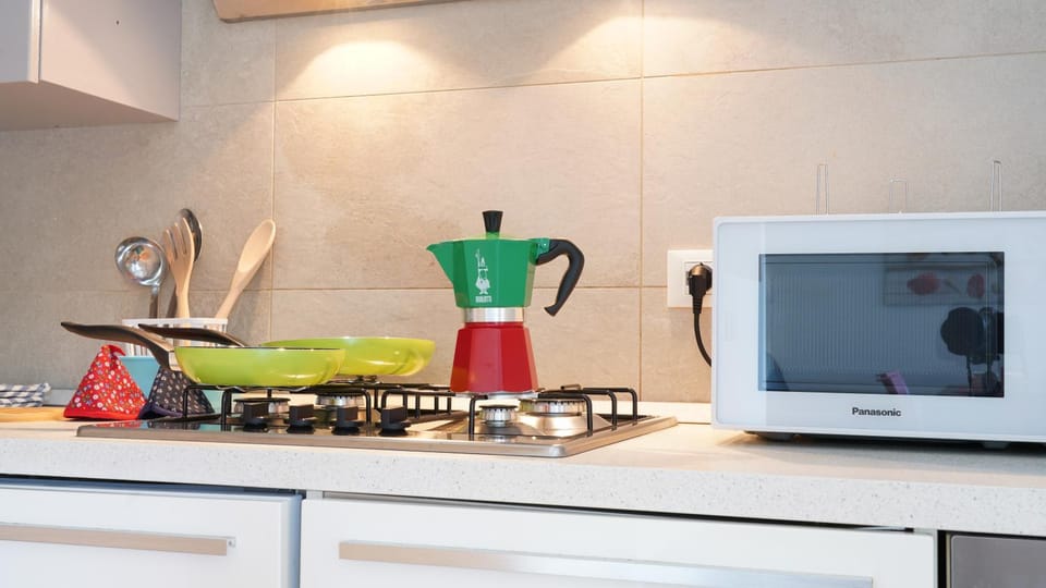 Coffee/tea facilities, oven, kitchen