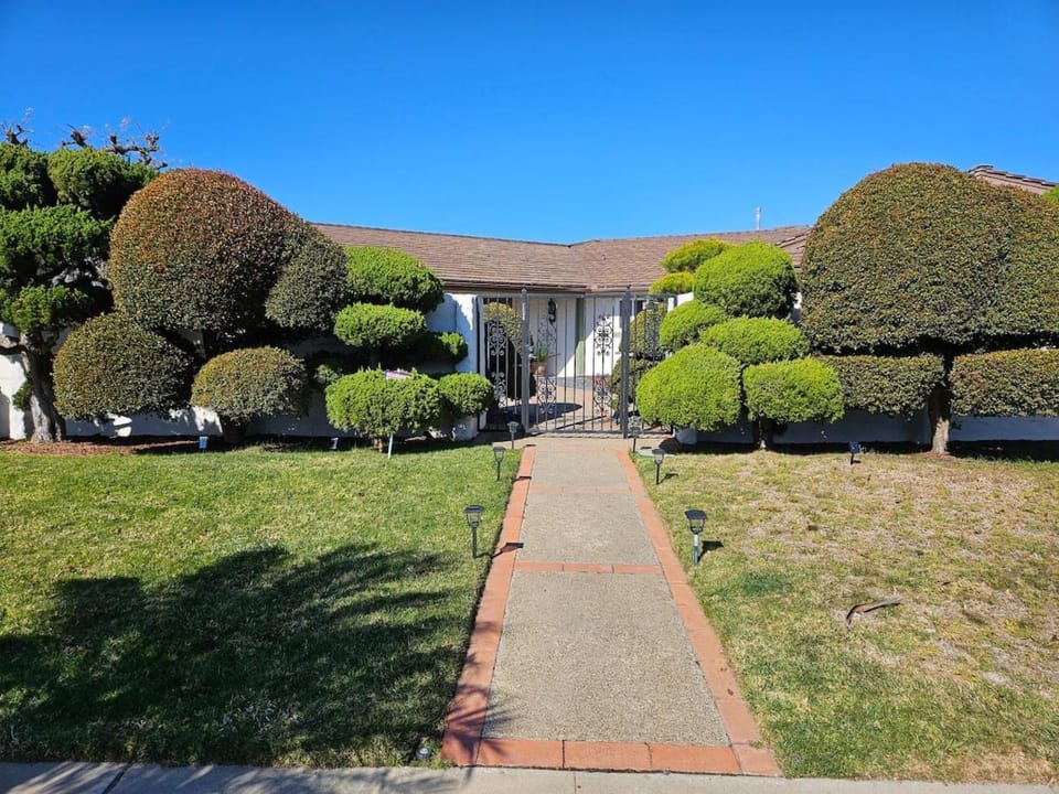 La Jolla Gem with Ocean View - 11 Beds, Hot Tub, Karaoke & Game Den House in Pacific Beach