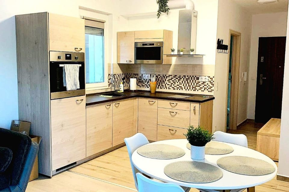 Coffee/tea facilities, Kitchen or kitchenette, stove