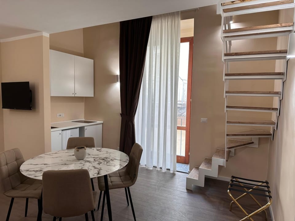 TV and multimedia, Kitchen or kitchenette, Living room, Seating area, Dining area