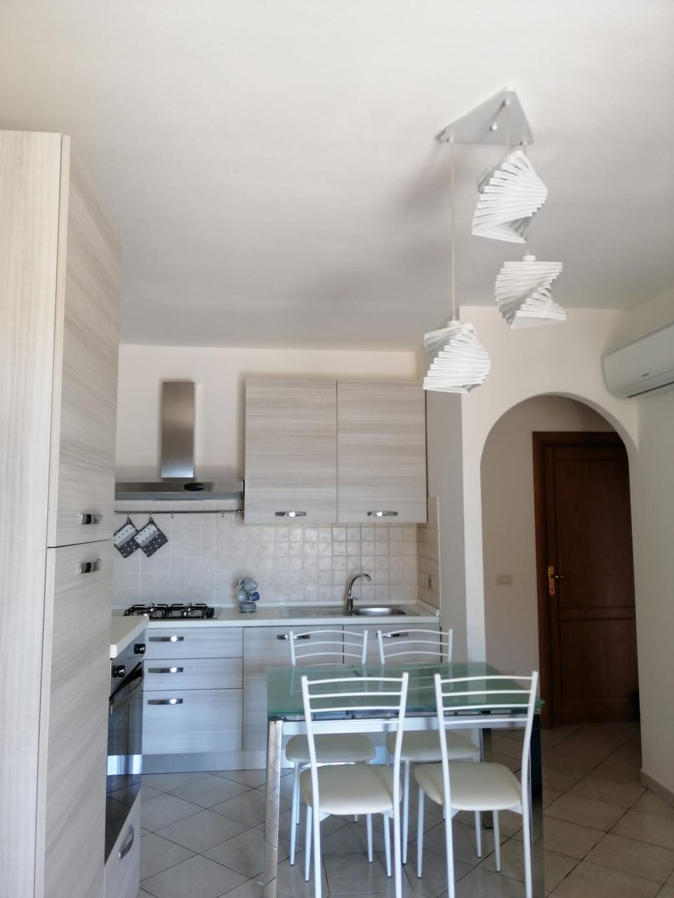 Kitchen or kitchenette, Dining area, stove