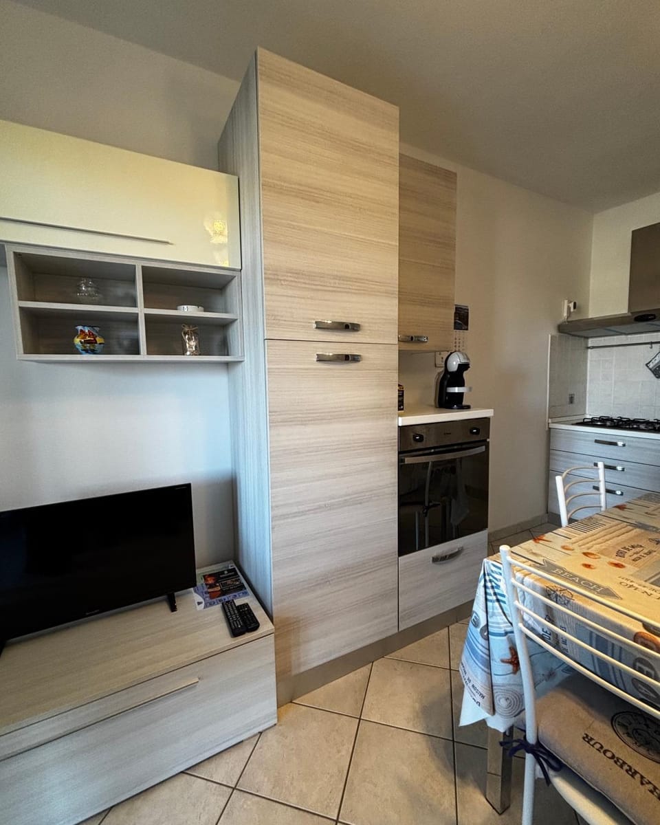 Kitchen or kitchenette, oven, stove