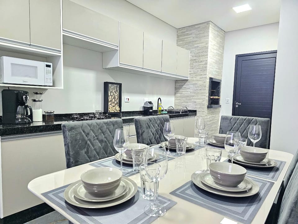 Casa 192 NOVA com banheira prox Cataratas e Argent House in Foz do Iguaçu