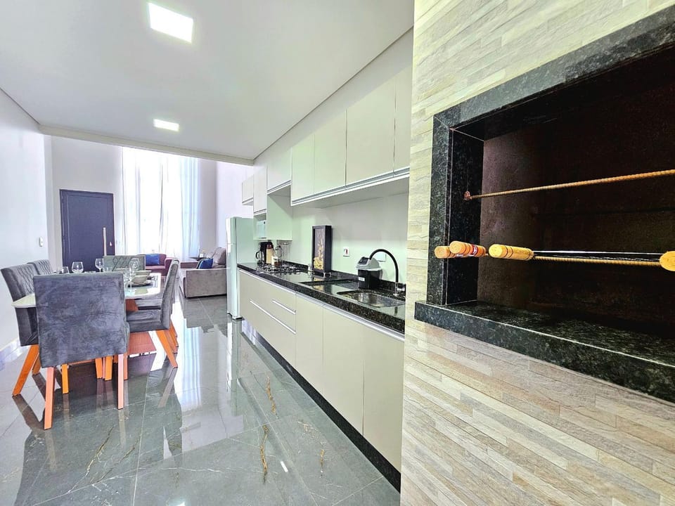 Casa 192 NOVA com banheira prox Cataratas e Argent House in Foz do Iguaçu