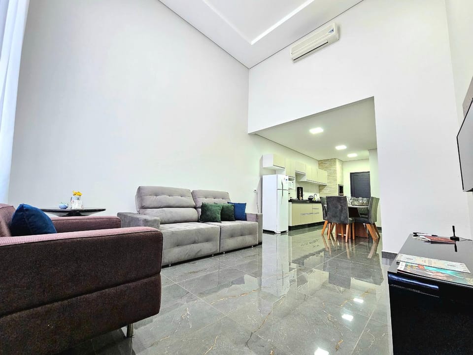 Casa 192 NOVA com banheira prox Cataratas e Argent House in Foz do Iguaçu