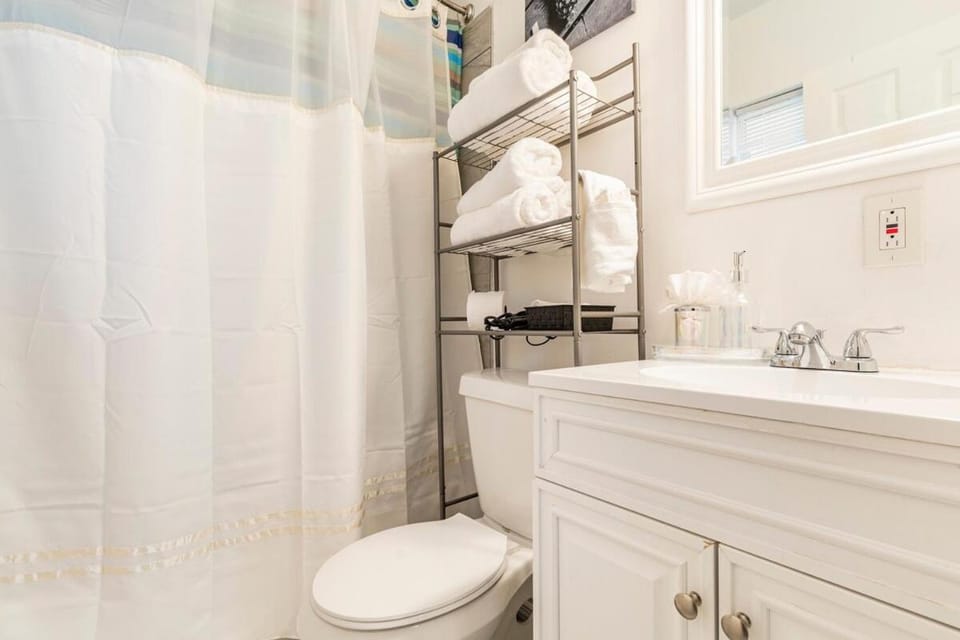 Shower, Toilet, Bathroom, Bath, towels