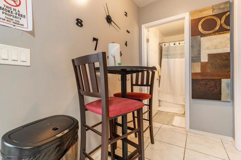 Kitchen or kitchenette, Seating area, Dining area
