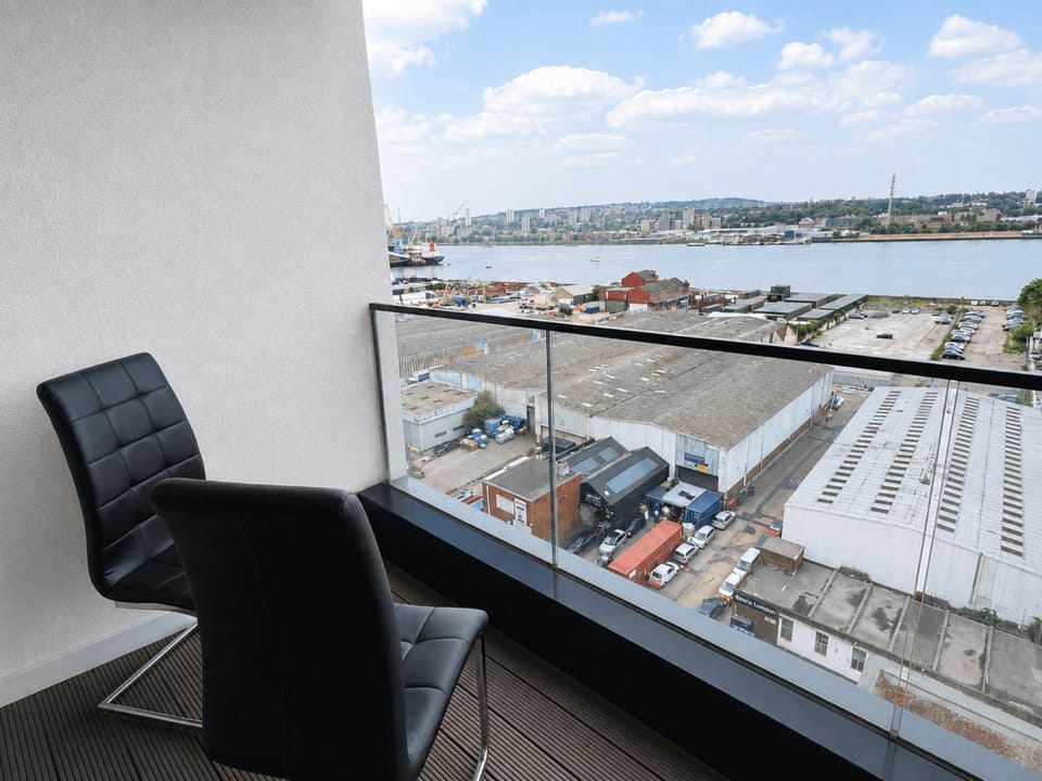 Balcony/Terrace, Seating area, Evening entertainment, City view, River view