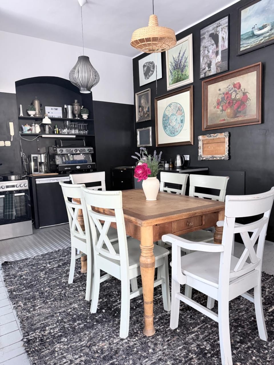 Kitchen or kitchenette, Living room, Seating area, Dining area