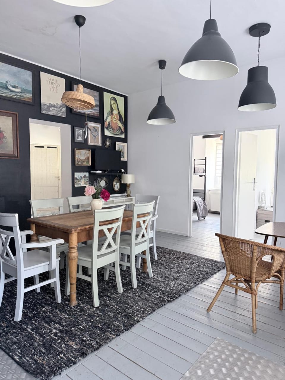 Kitchen or kitchenette, Living room, Seating area, Dining area