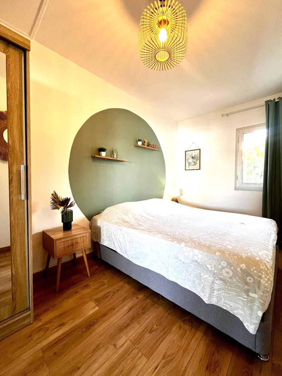 Bed, Photo of the whole room, Bedroom