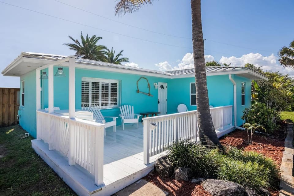 Castaway Cottage paradise at the beach! House in Melbourne