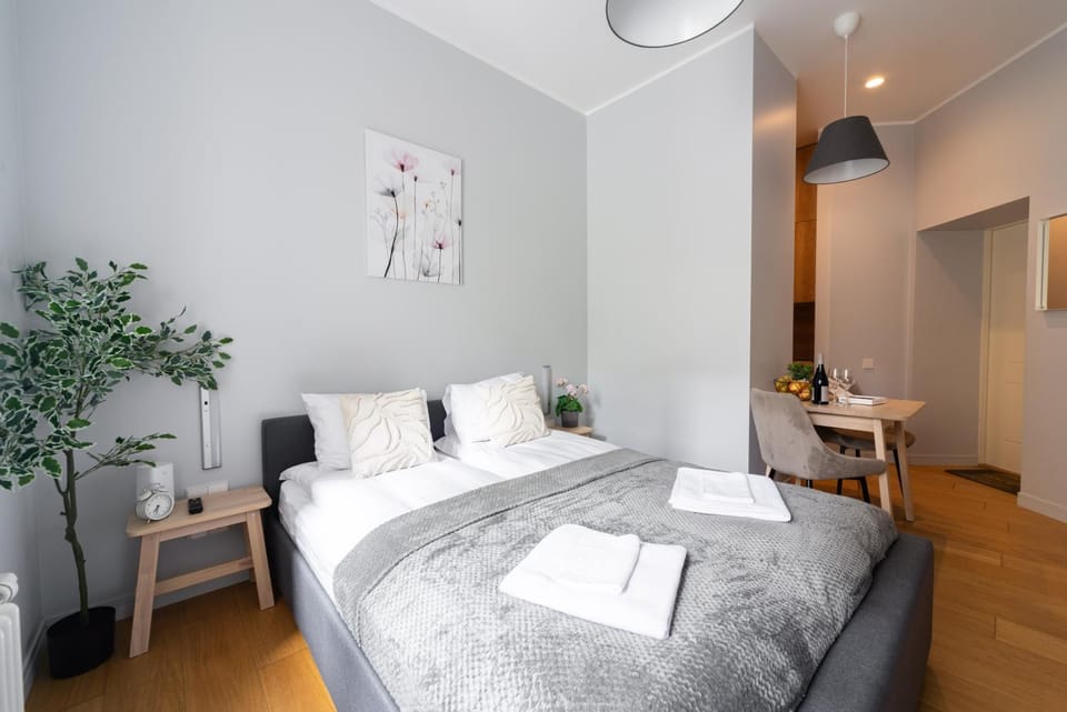 Bed, Photo of the whole room, Seating area, Bedroom, towels