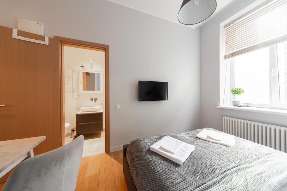 Bed, TV and multimedia, Bedroom, towels