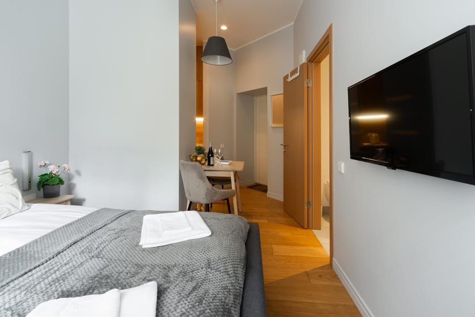 Bed, TV and multimedia, Dining area, towels