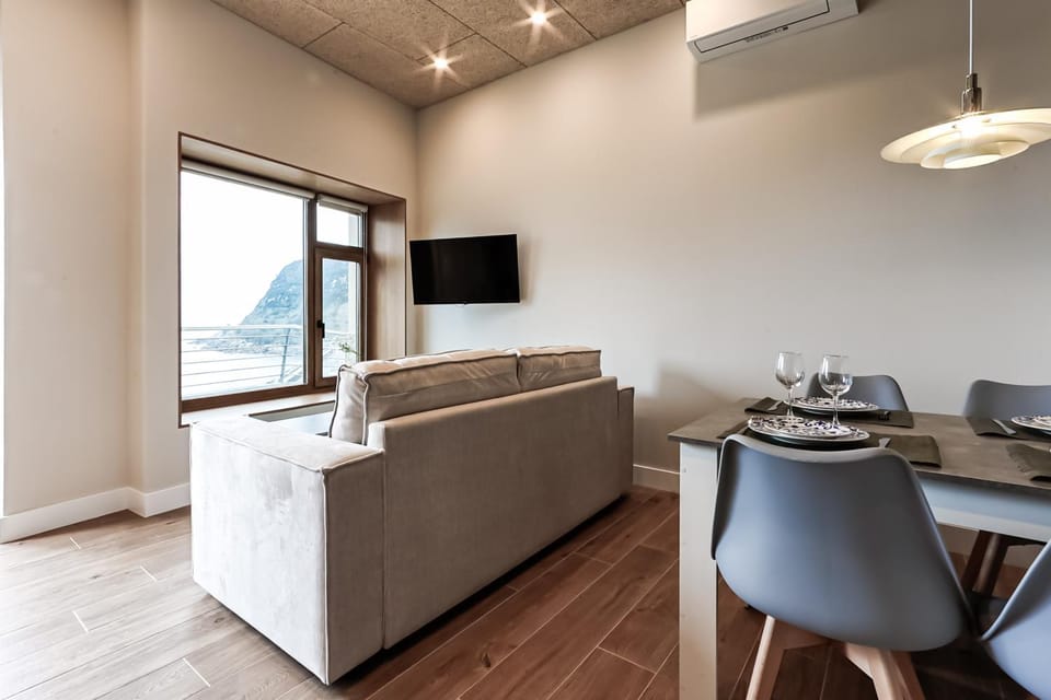 TV and multimedia, Living room, Seating area, Dining area, Sea view